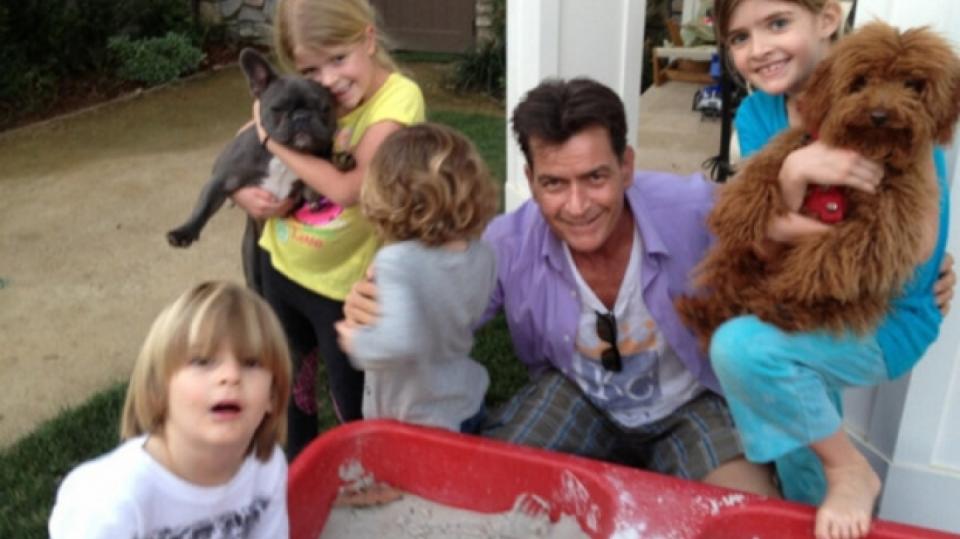 Herec Charlie Sheen a jeho crazy fotka pro sociální síť Twitter